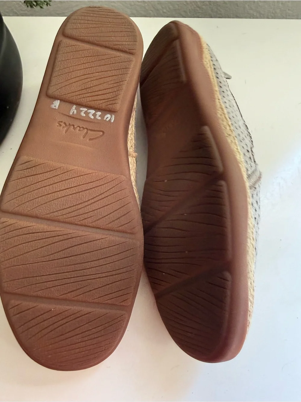Clarks Elaina Ruby women size 11  Silver Metallic Perforated Slip-On Espadrille